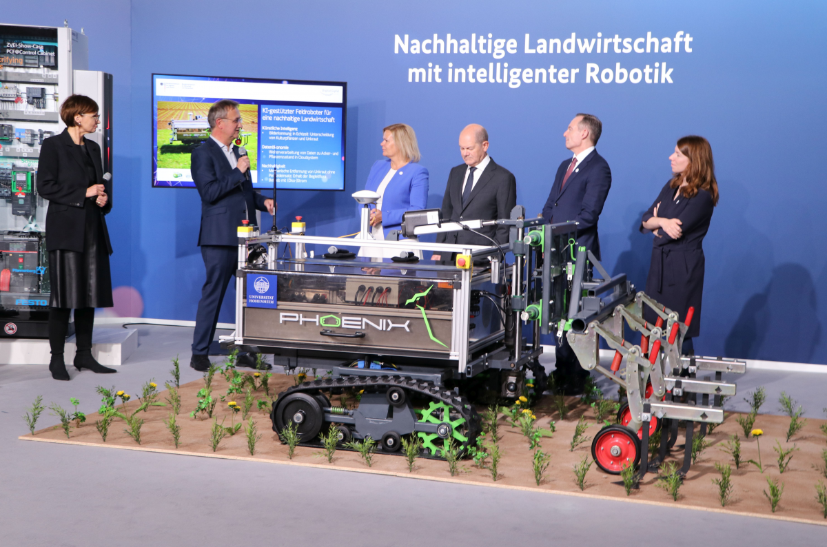 From left to right: Prof. Griepentrog, Minister Stark-Watzinger, Minister Faeser, Chancellor Scholz, Minister Wissing, Federal Commissioner Christmann. © University of Hohenheim/Corinna Schmid