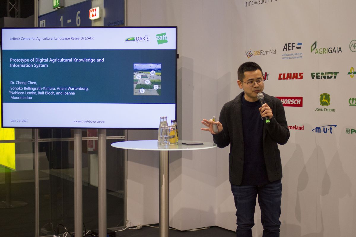 Dr Cheng Chen from the Leibniz Centre for Agricultural Landscape Research (ZALF) presents the DAKIS consortium's decision support system at the Green Week. © Jannes Magnusson