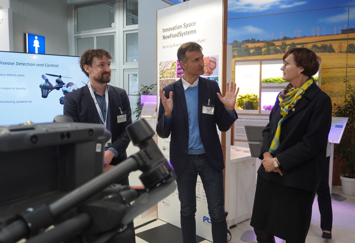 From right: Federal Research Minister Bettina Stark Watzinger with Enno Bahrs (NOcsPS) and Christopher Marples (DAKIS) at the Hannover Messe stand (Photo: Jette Berend)